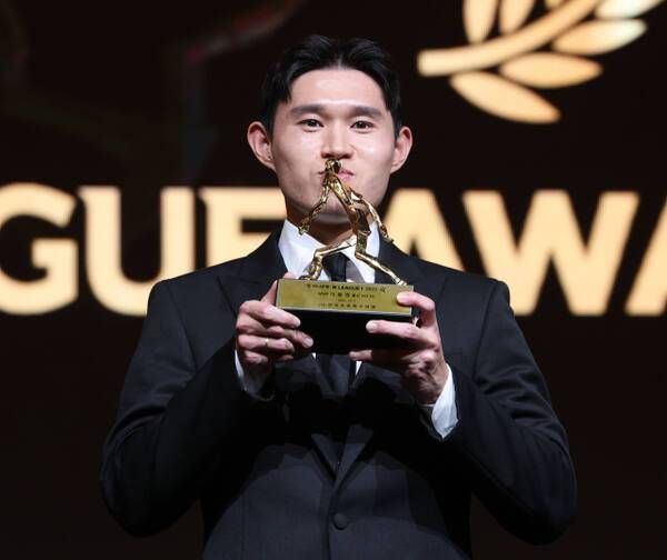 1일 서울 서대문구 스위스그랜드호텔에서 열린 K리그 2025 대상 시상식에서 K리그1 MVP의 주인공이 된 울산HD FC 이동경이 트로피를 들고 기념촬영을 하고 있다. 연합뉴스