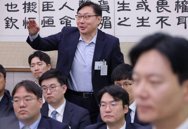 이화영 전 경기도 평화부지사가 10월23일 국회 법제사법위원회에서 열린 2025년 국정감사에서 박상용 법무연수원 교수의 의원 질의에 대한 답변 중 발언권을 요청하고 있다. 연합뉴스