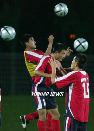 북한 축구 선수들이 헤더를 하는 모습 [연합뉴스 자료사진]
