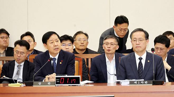 지난달 30일 서울 여의도 국회에서 열린 제429회국회(정기회) 기획재정위원회 제8차 전체회의. 국회 기획재정위원회는 30일 전체회의를 열고 배당소득 분리과세 도입을 담은 조세특례제한법 개정안을 통과시켰다. [김재훈 기자]