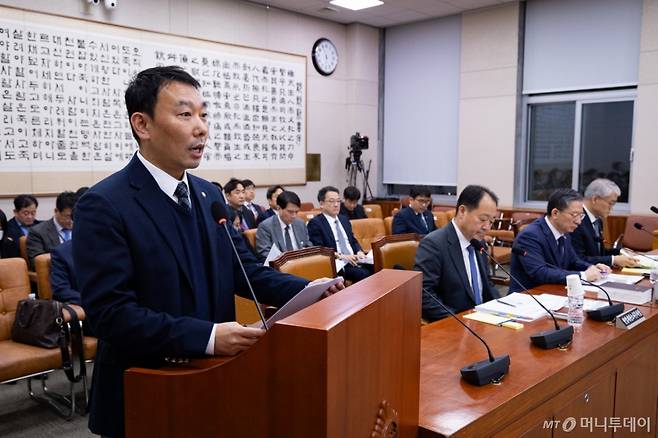 (서울=뉴스1) 유승관 기자 = 김용민 법안심사제1소위원장이 26일 서울 여의도 국회에서 열린 제429회 국회(정기회) 법제사법위원회 제15차 전체회의에서 심사보고를 하고 있다. 2025.11.26/뉴스1  Copyright (C) 뉴스1. All rights reserved. 무단 전재 및 재배포,  AI학습 이용 금지. /사진=(서울=뉴스1) 유승관 기자