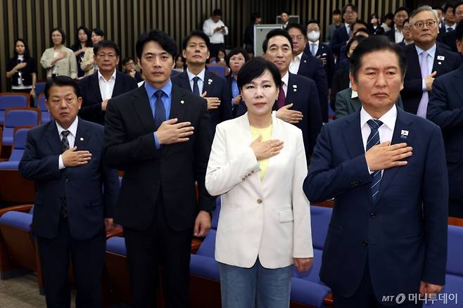 [서울=뉴시스] 조성봉 기자 = 정청래 더불어민주당 대표와 최고위원들이 25일 서울 여의도 국회에서 열린 의원총회에서국민의례를 하고 있다. 앞줄 왼쪽부터 김병주, 한준호, 전현희 최고위원, 정 대표. 2025.09.25. suncho21@newsis.com /사진=조성봉