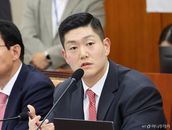 [서울=뉴시스] 김금보 기자 = 김재섭 국민의힘 의원이 20일 서울 여의도 국회에서 열린 정무위원회 국정감사에서 질의를 하고 있다. 2025.10.20. kgb@newsis.com /사진=김금보