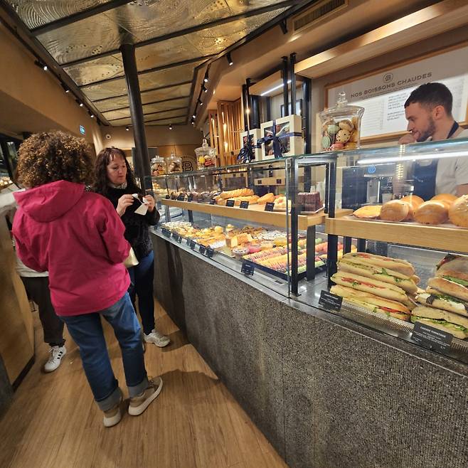 프랑스 파리 소재 파리바게뜨 생미셸점에서 주문하는 고객들의 모습/사진=조한송 기자