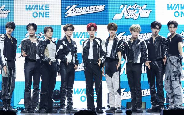 제로베이스원이 완전체 활동 계약을 연장했다. 사진은 그룹 제로베이스원(왼쪽부터 김규빈, 김지웅, 석매튜, 한유진, 장하오, 성한빈, 김태래, 리키,박건욱) 모습. /사진=뉴시스