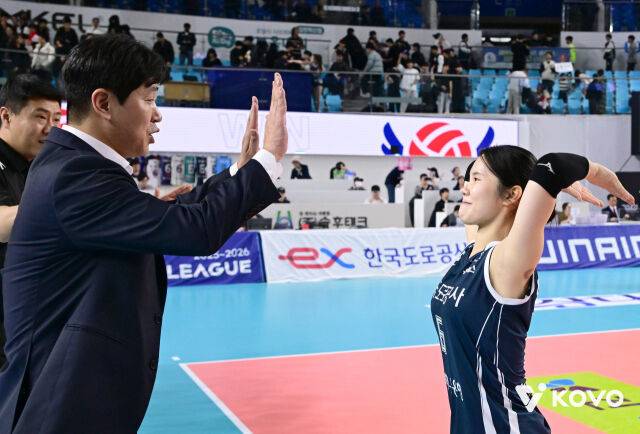 한국도로공사 김종민 감독과 이윤정./KOVO