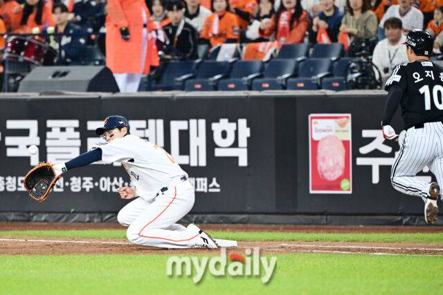 31일 오후 대전 한화생명 볼파크에서 진행된 '2025 신한 SOL Bank KBO 한국시리즈 5차전' LG트윈스-한화 이글스와의 경기. 한화 채은성이 5회초 1사 1루에서 오지환의 기습 번트 때 김종수의 송구 실책에 아쉬워 하고 있다./마이데일리