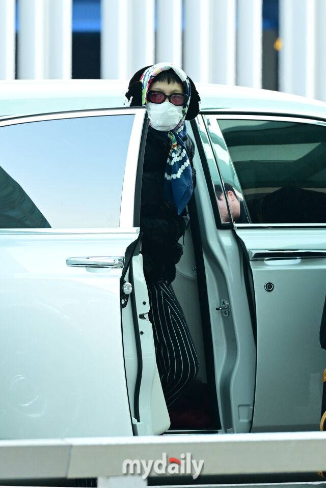 자신의 롤스로이스 차량에서 내리고 있는 지드래곤.