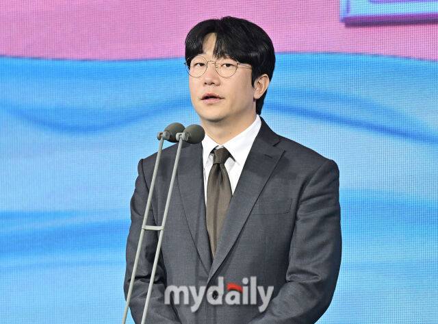 양현종 프로야구선수협회장이 1일 오전 서울 광장동 비스타 워커힐 서울에서 진행된 '2025 리얼글러브 어워드(REAL GLOVE AWARD)'에서 이야기를 하고 있다. 리얼글러브 어워드는 한국 프로야구 선수들이 직접 투표를 통해 동료 선수들의 활약을 평가하고 각 포지션별 최고의 선수를 선정하는 국내 유일의 선수 주도형 시상식으로, 선수들 스스로 한 해 동안 가장 뛰어난 활약을 펼친 동료를 평가하고 인정하는 자리다./광진 = 송일섭 기자