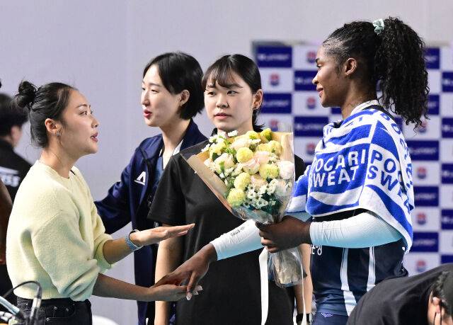 한국도로공사 모마가 깜짝 방문한 최윤지 통역의 꽃다발 선물에 기뻐하고 있다 / 한국배구연맹(KOVO)