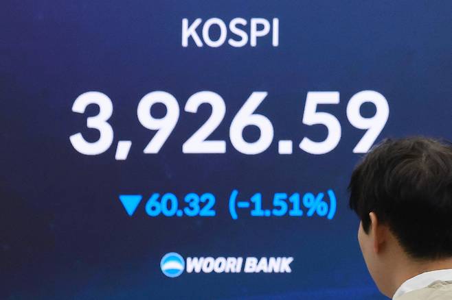 28일 서울 중구 우리은행 본점 딜링룸에서 딜러들이 업무를 보고 있다. [연합]