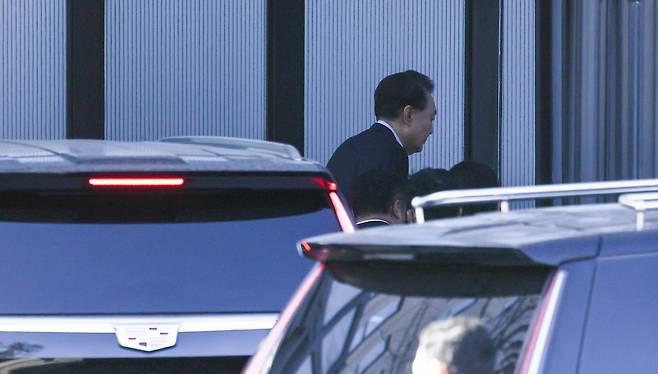 지난 1월 15일 현직 대통령으로선 헌정 사상 처음으로 수시기관에 체포된 윤석열 대통령이 경기도 과천 공수처에 도착하고 있다. 과천=이상섭 기자