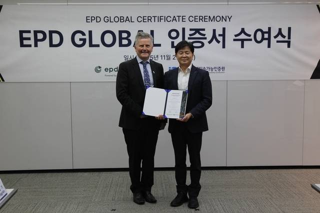 지난달 27일 김용기(오른쪽) LS일렉트릭 소재·생산기술센터장, 하콘 하우안(왼쪽) EPD 글로벌 최고경영자(CEO)가 인증서 수여식에서 기념촬영을 하고 있다. [LS일렉트릭 제공]