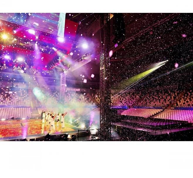 하마사키 아유미의 중국 상하이 콘서트 모습. 객석이 텅 비어있다. [하마사키 아유미 SNS 갈무리]