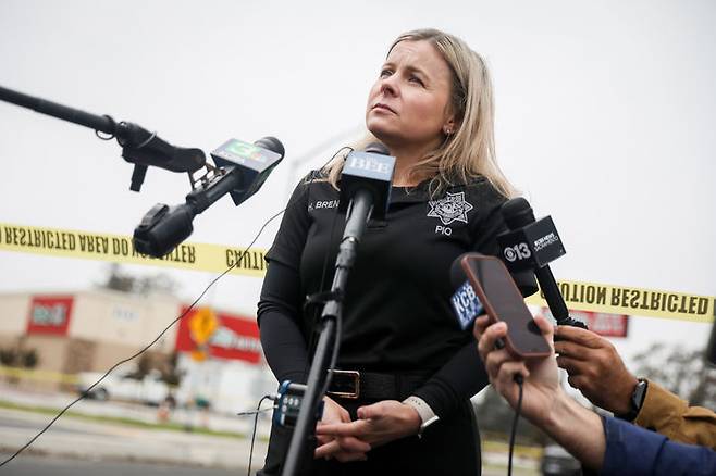 [스톡턴( 미 캘리포니아주)=AP/뉴시스] 캘리포니아주 스톡턴시에서 29일 밤 발생한 주민 파티장 총격사건으로 어린이 3명 등 4명이 사망했지만 아무도 잡힌 사람은 없다.  현지 경찰의 히더 브렌트 공보관(사진)이 30일 주민들을 향해 사건에 관한 제보나 용의자에 대한 소문이라도 신고해 달라고 호소하고 있다. 2025. 12. 01.