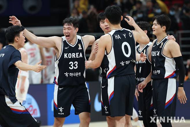[베이징=신화/뉴시스] 한국 남자 농구대표팀 선수들이 28일 오후(현지 시간) 중국 베이징에서 열린 2027 국제농구연맹(FIBA) 월드컵 아시아 예선 1라운드 B조 원정 1차전 중국과 한국의 경기에서 80-76 승리를 거둔 후 기뻐하고 있다.이날 승리를 거둔 한국 남자 농구 대표팀은 내달 1일 원주 DB프로미 아레나에서 중국과 2차전을 갖는다.2025.11.29.