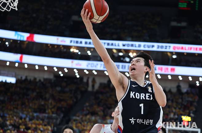 [베이징=신화/뉴시스] 28일 오후(현지 시간) 중국 베이징에서 열린 2027 국제농구연맹(FIBA) 월드컵 아시아 예선 1라운드 B조 원정 1차전 중국과 한국의 경기, 한국 이현중이 레이업슛을 하고 있다.이날 80-76 승리를 거둔 한국 남자 농구 대표팀은 내달 1일 원주 DB프로미 아레나에서 중국과 2차전을 갖는다. 2025.11.29.