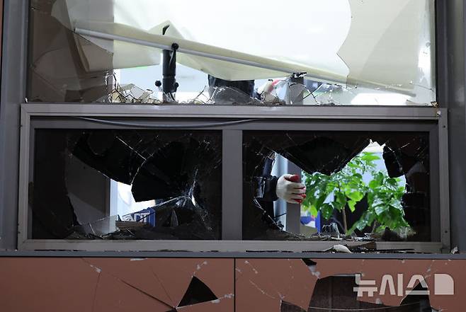 [서울=뉴시스] 황준선 기자 = 지난 1월 19일 오후 서울 마포구 서울서부지방법원에서 작업자들이 윤석열 대통령 지지자들의 난입으로 파손된 시설들을 청소하고 있다. 2025.01.19. hwang@newsis.com