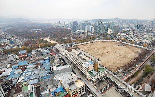 [서울=뉴시스] 황준선 기자 = 유네스코 세계유산인 종묘 인근 세운4구역의 고층 건물 개발을 두고 서울시와 정부의 갈등이 심화되고 있는 지난달 24일 서울 종로구 종묘와 세운4구역의 모습. 2025.11.24. hwang@newsis.com