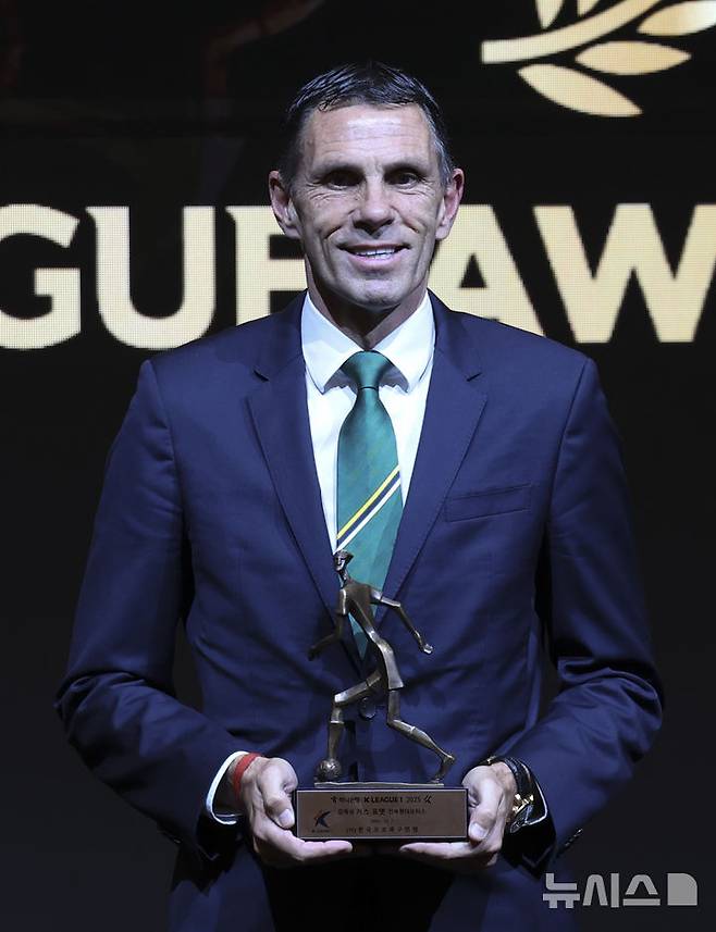 [서울=뉴시스] 김근수 기자 = K리그1 감독상을 수상한 거스 포옛 전북현대모터스 감독이 1일 서울 서대문구 스위스 그랜드호텔에서 열린 하나은행 K리그 2025 대상 시상식에서 기념촬영을 하고 있다. 2025.12.01. ks@newsis.com