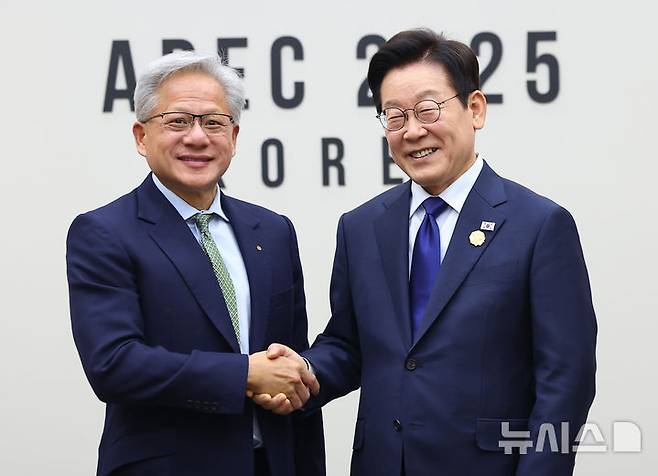 [경주=뉴시스] 고범준 기자 = 이재명 대통령과 젠슨 황 엔비디아 최고경영자(CEO)가 31일 APEC 정상회의 장소인 경북 경주화백컨벤션센터(HICO)에서 면담 하기 전 악수하고 있다. (대통령실통신사진기자단) 2025.10.31. bjko@newsis.com