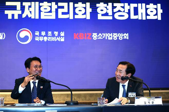김민석(왼쪽) 국무총리와 김기문 중소기업중앙회장. 중기중앙회 제공
