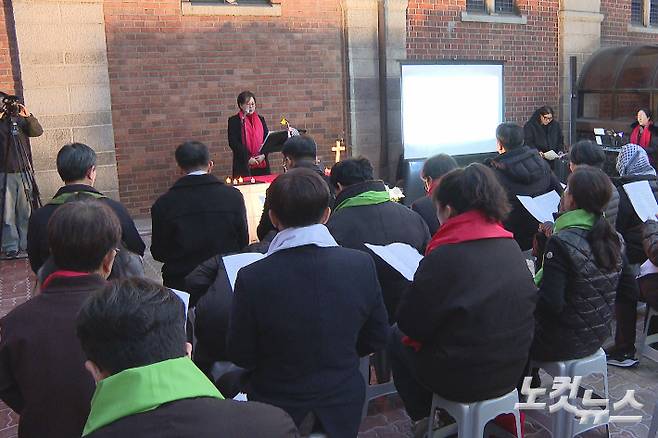 지난 28일, 대한성공회 서울주교좌성당 옆 야외광장에서 열린 2025 팔레스타인 평화를 위한 대림절 기도회.