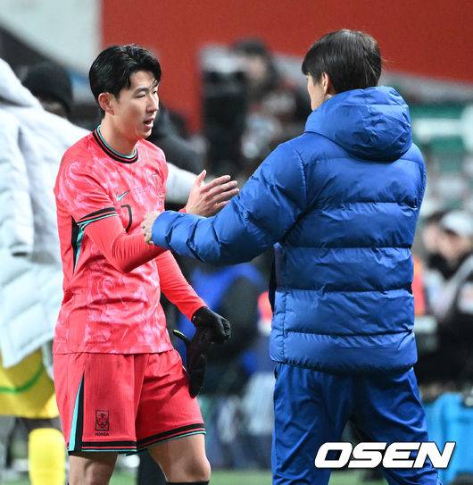 [OSEN=서울월드컵경기장, 이대선 기자] 홍명보호가 어려운 경기 끝에 2025년 마지막 A매치를 승리로 장식했다.홍명보 감독이 이끄는 한국 축구대표팀은 18일 오후 8시 서울월드컵경기장에서 열린&nbsp;11월 A매치 두 번째 친선경기에서&nbsp;'아프리카 강호' 가나를 상대로 1-0 승리했다.내달 2026 국제축구연맹(FIFA) 북중미 월드컵 조 추첨을 앞두고 열리는 마지막 평가전이었다.&nbsp;한국은 가나까지 잡아내면서 사상 최초로&nbsp;월드컵 포트 2를 확정하게 됐다.후반 대한민국 손흥민이 교체되며 홍명보 감독과 하이파이브를 나누고 있다. 2025.11.18 /sunday@osen.co.kr