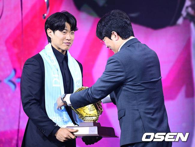[OSEN=최규한 기자] 1일 오전 서울 광장동 그랜드 워커힐 서울에서 ‘리얼 글러브 어워드’ 시상식이 열렸다.리얼글러브 어워드는 한국 프로야구 선수들이 직접 투표를 통해 동료 선수들의 활약을 평가하고 각 포지션별 최고의 선수를 선정하는 국내 유일의 선수 주도형 시상식이다.올해의 선수상을 거머쥔 송성문이 양현종 선수협 회장에게 트로피를 받고 있다. 2025.12.01 / dreamer@osen.co.kr
