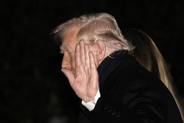 ▲ 도널드 트럼프 미국 대통령이 멜라니아 트럼프 영부인과 플로리다에서 추수감사절 휴가를 마치고 11월 30일(현지시간) 워싱턴 D.C. 백악관에 도착했다. ⓒUPI=연합뉴스