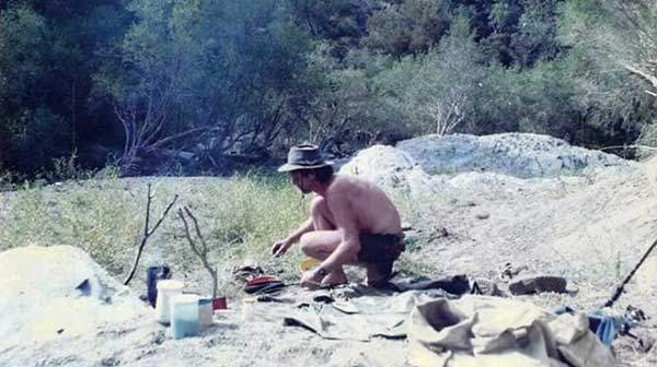 숲속에서 홀로 지내는 데이브 메이. 사진 데이브 메이.