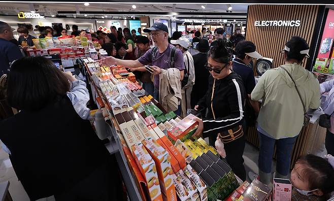 중국 단체관광객의 무비자 입국이 시작된 지난 9월29일 서울 중구 신라면세점 서울점에서 중국인 관광객들이 면세점을 둘러보고 있다. 뉴스1