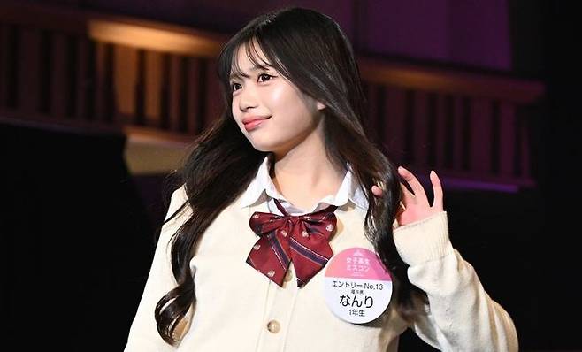 지난 달 30일 일본 '여자고등학생 미스콘 2025(女子高生ミスコン)'에서 그랑프리(최우수상)를 수상한 후쿠이현 출신 고등학생 1학년 난리(なんり) 양. 모델프레스