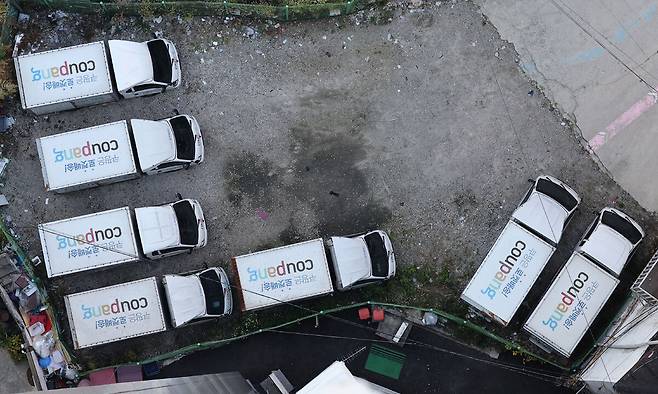 대규모 고객 정보 유출 사태로 쿠팡이 위기에 처한 가운데 1일 서울의 한 지역에 쿠팡 배송차량들이 주차돼 있다.&nbsp;남정탁 기자
