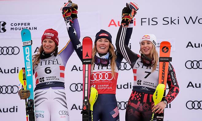 미케일라 시프린(가운데)이 1일 미국 콜로라도주 코퍼마운틴에서 열린 2025∼2026 FIS 월드컵 알파인 여자 회전에서 우승한 뒤 2위 레나 뒤어(왼쪽), 3위 라라 콜투리와 기념 촬영을 하고 있다. 코퍼마운틴=AP연합뉴스