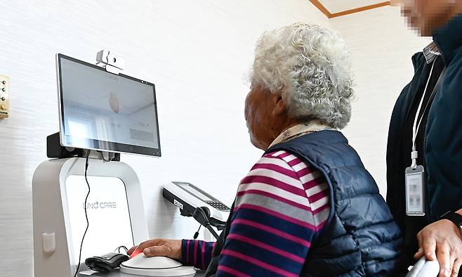 전북 남원 운봉읍 소석마을 경로당에서 한 주민이 전담 간호사의 도움을 받으며 화상 진료를 받고 있다.