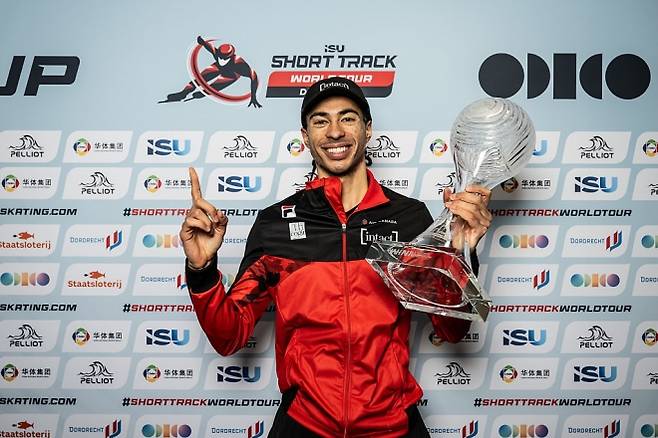 캐나다 쇼트트랙 국가대표 윌리엄 단지누가 1일(한국시간) 네덜란드 도르드레흐트의 스포르트불레바르에서 열린 2025~26 국제빙상경기연맹(ISU) 쇼트트랙 월드투어 4차 대회 를 마치고 크리스털 글로브를 들며 기뻐하고 있다. ISU 제공