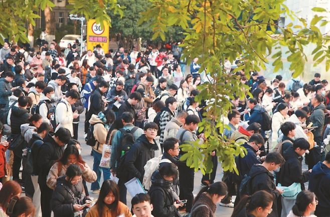 중국 난징 임업대학교에서 공무원시험 응시자들이 대기하고 있다. 바이두 캡처
