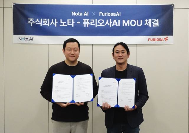 채명수 노타 대표(왼쪽)와 백준호 퓨리오사AI 대표가 AI 기술협력을 위한 전략적 업무협약을 체결했다. 사진 제공=노타