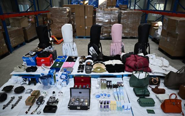 충북 청주시 지식재산처 상표권 침해 압수품 보관 창고에 진열된 위조품들. 청주=김태호 기자