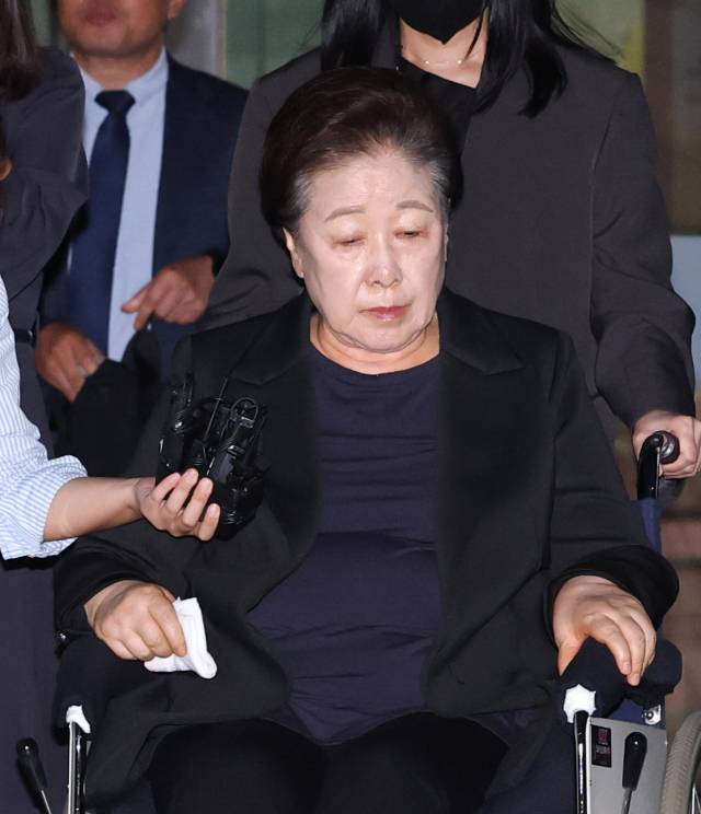정교유착 의혹을 받는 한학자 통일교 총재가 지난 9월 22일 서울 서초구 서울지방법원에서 열린 구속 전 피의자 심문(구속영장실질심사)을 마친 뒤 대기장소인 서울구치소로 이송되고 있다. 권욱 기자