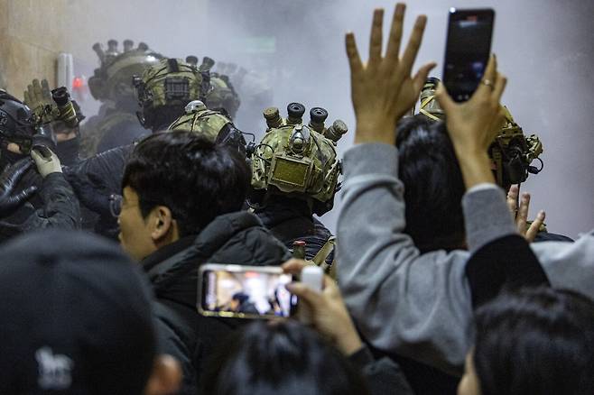 2024년 12월4일 새벽 서울 여의도 국회의사당에 무장한 계엄군이 3층 본회의장 인근 복도에서 진입을 시도하고 있다. ⓒ시사IN 박미소