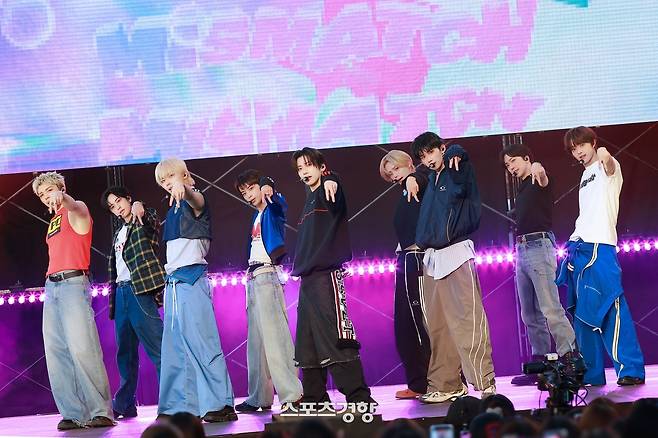 쇼케이스를 진행하고 있는 그룹 앤팁. 하이브 레이블즈 제공