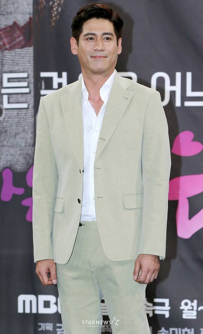 $ 배우 이형철이 11일 오후 서울 마포구 상암동 MBC 본사에서 진행된 일일연속극 '돌아온 복단지' 제작발표회에 참석해 포즈를 취하고 있다.  '돌아온 복단지'는 가난하지만 당당하게 살아온 여자가 바닥으로 추락한 왕자를 만나 진정한 사랑과 가족에 대해 깨닫게 되는 정통 홈멜로 드라마로 오는 15일 첫 방송된다. /사진=김창현 기자 chmt@