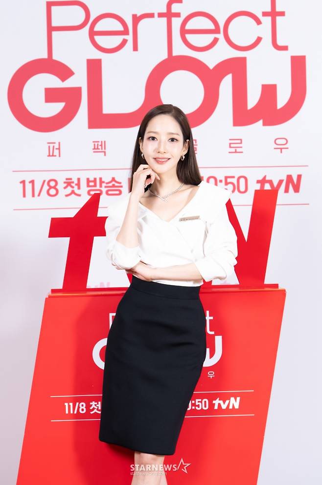 배우 박민영이 6일 온라인으로 진행된 tvN 예능 '퍼펙트 글로우' 제작발표회에 참석해 포즈를 취하고 있다. /사진제공=tvN 2025.11.06 /사진=이동훈 photoguy@