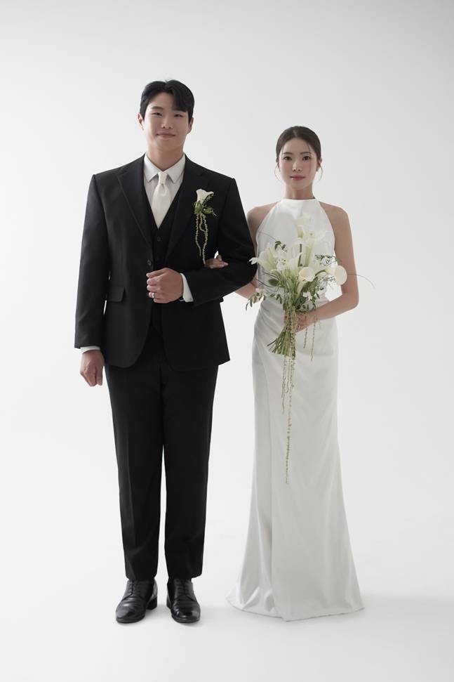 류효용 육성군 타격코치(왼쪽)와 김수정씨. /사진=SSG 랜더스