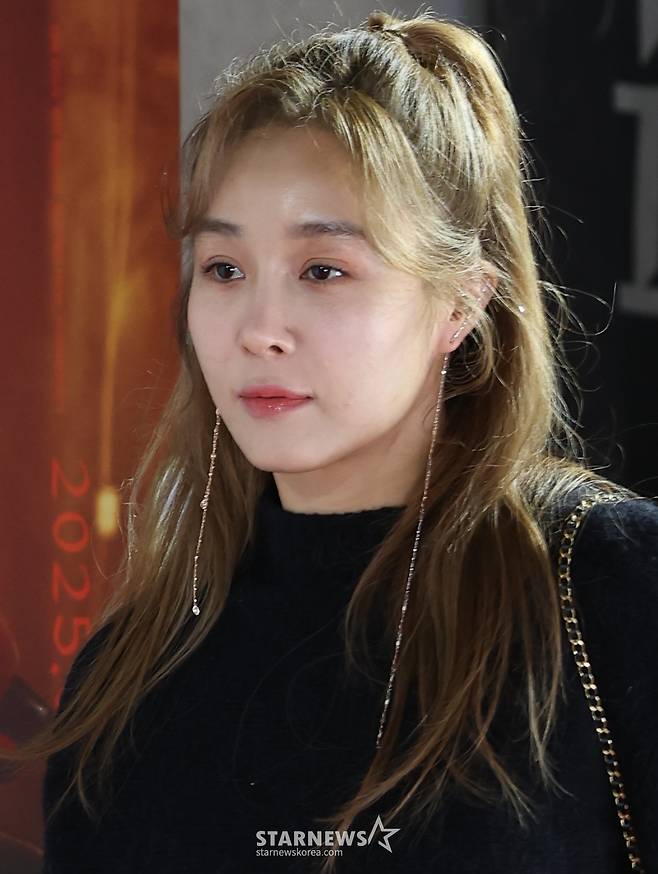 (서울=뉴스1) 권현진 기자 = 배우 옥주현이 21일 서울 송파구 롯데시네마 월드타워점에서 열린 영화 '검은 수녀들'(감독 권혁재) VIP 시사회에 참석하고 있다.   '검은 수녀들'은 강력한 악령에 사로잡힌 소년을 구하기 위해 금지된 의식에 나서는 사람들의 이야기를 그린 영화다. 2025.1.21/뉴스1  Copyright (C) 뉴스1. All rights reserved. 무단 전재 및 재배포,  AI학습 이용 금지. /사진=(서울=뉴스1) 권현진 기자