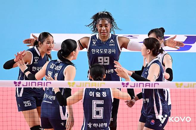 득점 후 기뻐하는 한국도로공사 선수들 (서울=연합뉴스) 8일 경북 김천체육관에서 열린 진에어 2025-2026 V리그 한국도로공사와 현대건설의 경기에서 한국도로공사 모마 등 선수들이 득점에 성공한 뒤 기뻐하고 있다. 2025.11.8 [한국배구연맹 제공. 재판매 및 DB 금지] photo@yna.co.kr