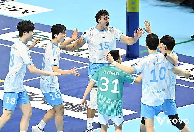 득점 후 기뻐하는 대한항공 (서울=연합뉴스) 신현우 기자 = 25일 인천 계양체육관에서 열린 진에어 2025-2026 V리그 남자부 대한항공과 KB손해보험의 경기에서 대한항공 카일 러셀 등 선수들이 득점한 뒤 기뻐하고 있다. 2025.11.25 [한국배구연맹 제공. 재판매 및 DB 금지]