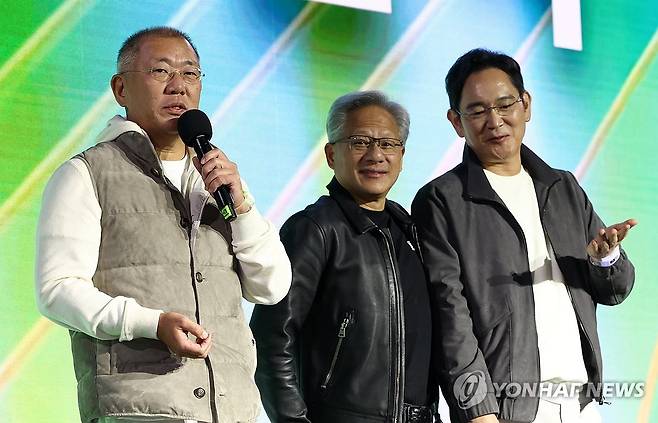 지포스 기념 행사 참석한 젠슨 황-이재용-정의선 (서울=연합뉴스) 이진욱 기자 = 젠슨 황 엔비디아 최고경영자와 이재용 삼성전자 회장, 정의선 현대차그룹 회장이 30일 서울 코엑스에서 열린 엔비디아의 그래픽카드(GPU) '지포스' 출시 25주년 행사에 참석해 있다. 2025.10.30 [공동취재] cityboy@yna.co.kr